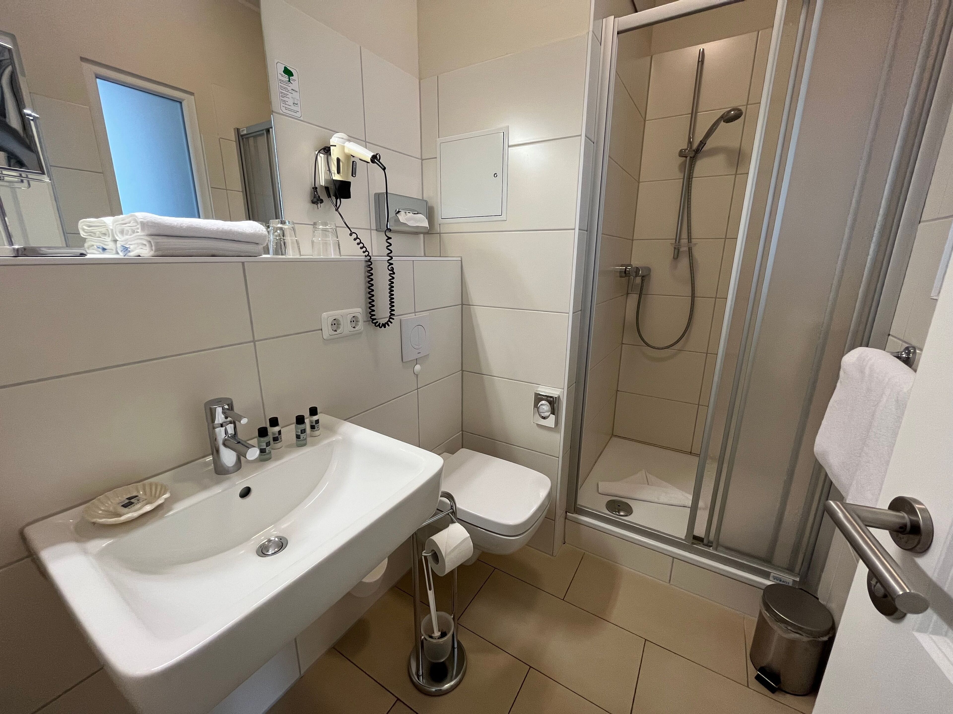 Dusche, Haartrockner, Handtücher, Seife