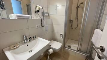 Dusche, Haartrockner, Handtücher, Seife