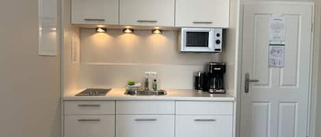 Geladeira, micro-ondas, cafeteira/chaleira, chaleira elétrica