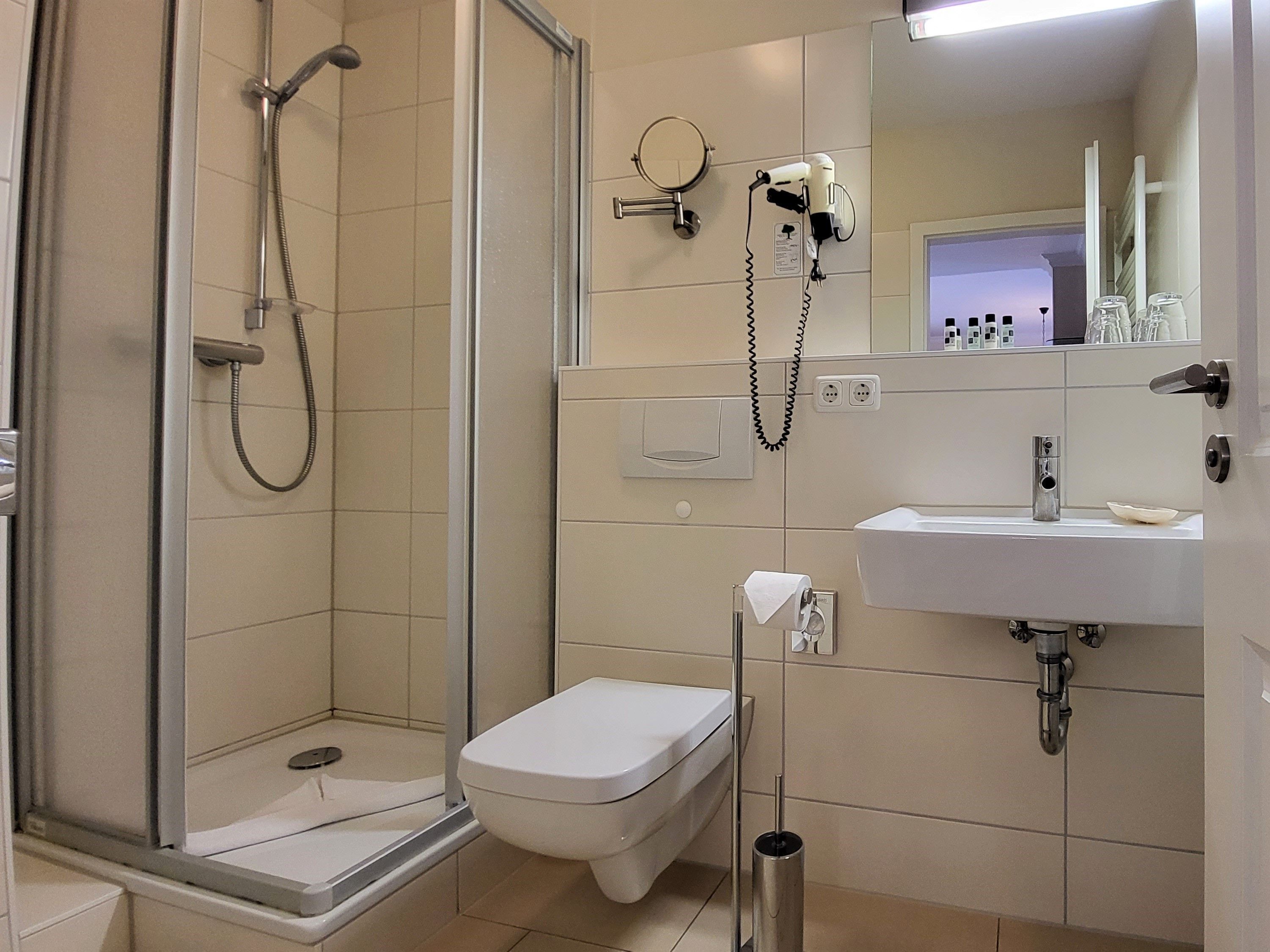 Dusche, Haartrockner, Handtücher, Seife