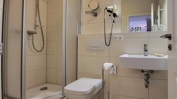 Dusche, Haartrockner, Handtücher, Seife