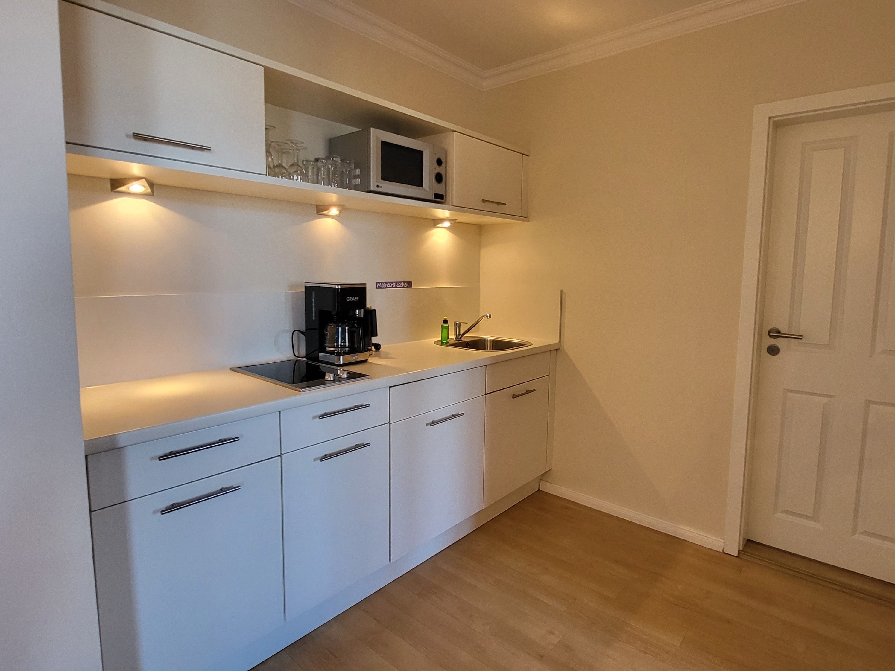 Kühlschrank, Mikrowelle, Wasserkocher mit Kaffee-/Teezubehör