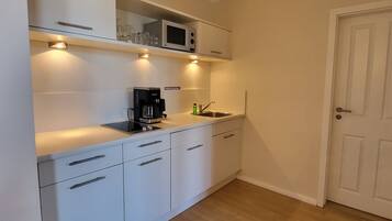 Kühlschrank, Mikrowelle, Wasserkocher mit Kaffee-/Teezubehör