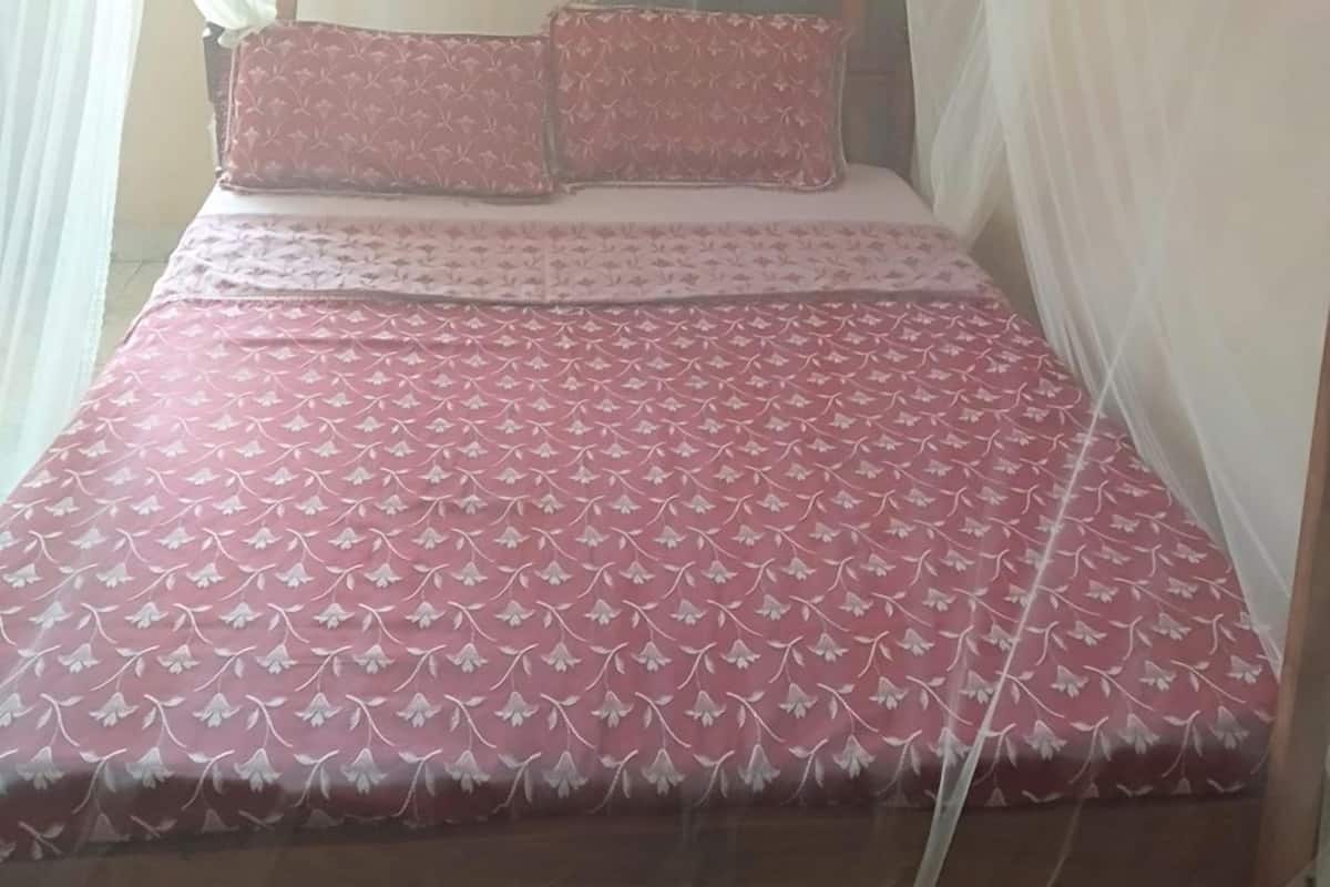 Desk, free cots/infant beds, bed sheets