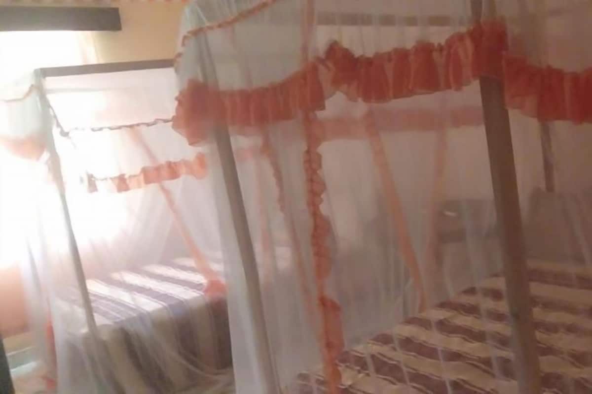 Desk, free cots/infant beds, bed sheets