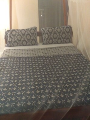 Desk, free cots/infant beds, bed sheets - Miritini guest house & restaurant (Mombasa)