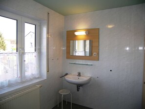 Haartrockner, Handtücher, Seife, Toilettenpapier