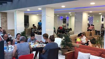 Daily cooked-to-order breakfast (TRY 200 per person)