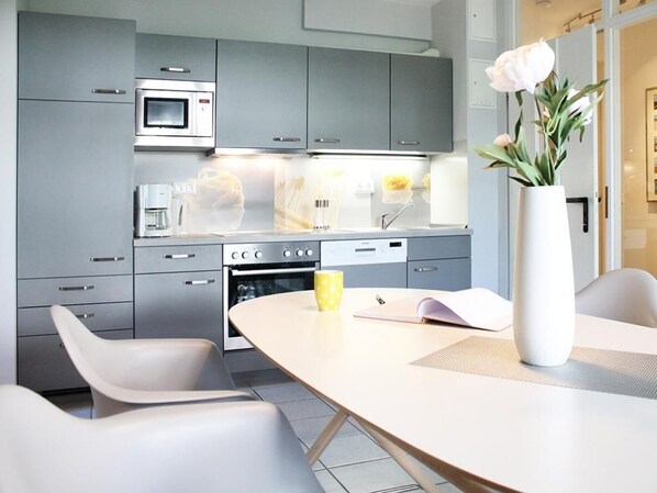 Kühlschrank, Mikrowelle, Ofen, Geschirrspüler