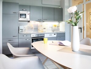 Een koelkast, een magnetron, een oven, een vaatwasser