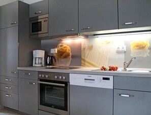 Kühlschrank, Mikrowelle, Ofen, Geschirrspüler