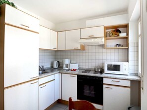 Kühlschrank, Mikrowelle, Ofen, Wasserkocher mit Kaffee-/Teezubehör