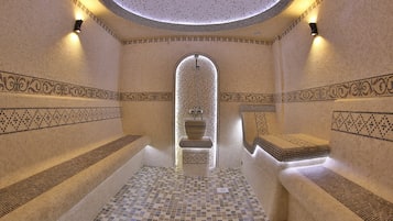 Een sauna, een bubbelbad, een stoombad, een Turks bad/hammam