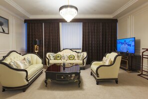 Presidential-Apartment | Wohnbereich | 53-Zoll-Smart-TV mit Kabelempfang, Fernseher