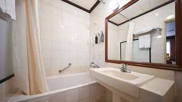 Deluxe Twin Room | Bathroom | Hair dryer, towels, shampoo, toilet paper