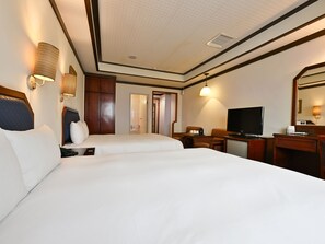 A hotel room with two beds, a television, a desk, and a mirror. - Guide Hotel Chunghua Jhongjheng (Changhua)