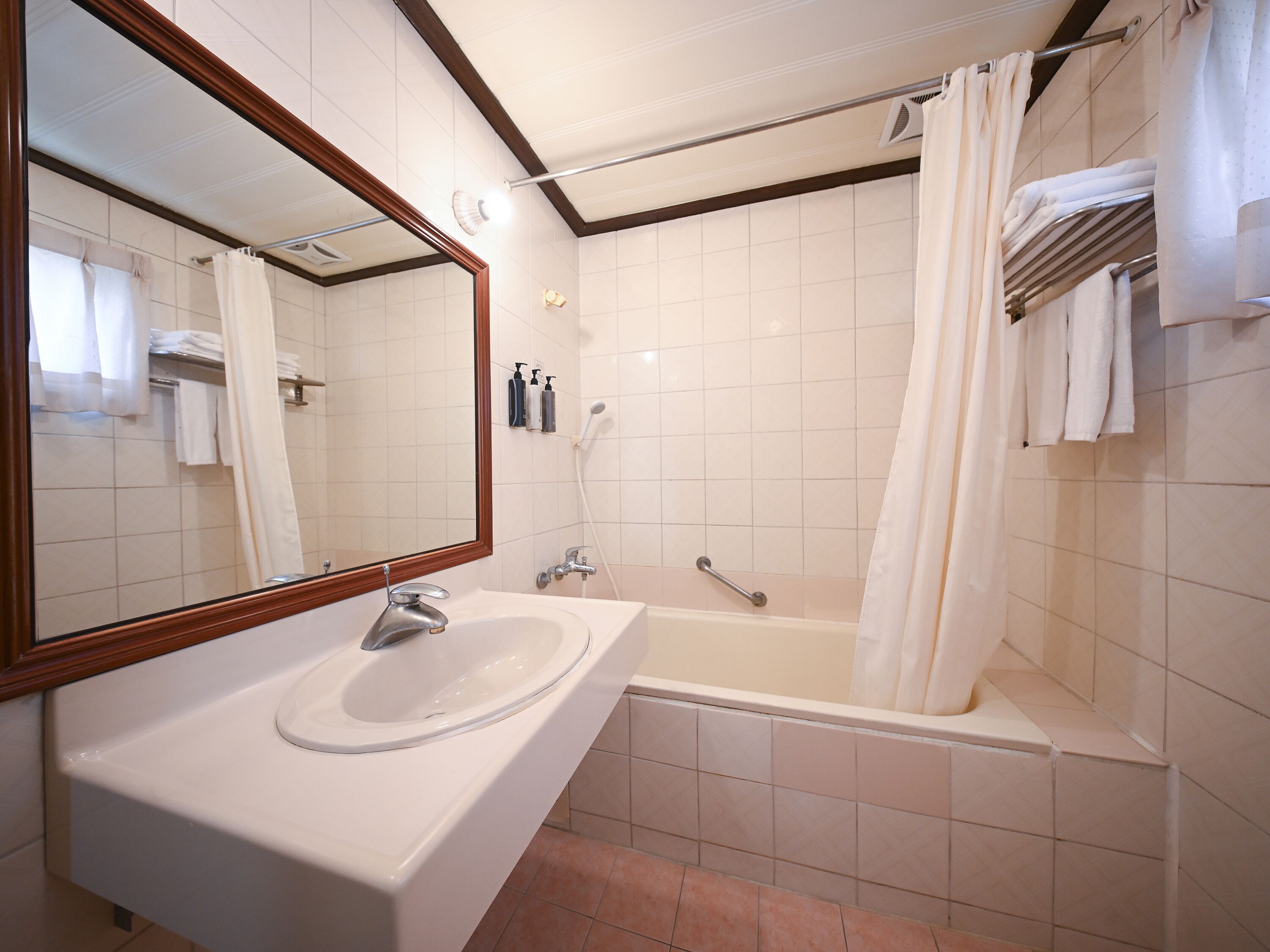 Standard Triple Room | Bathroom | Hair dryer, towels, shampoo, toilet paper