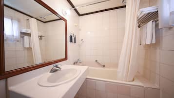 Standard Triple Room | Bathroom | Hair dryer, towels, shampoo, toilet paper
