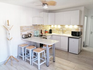 Fridge, microwave, oven, stovetop - Le Piade 3*, modern comfort, beautiful view, air-conditioning, elevator, Wi-Fi (Sète)