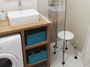 Shower, eco-friendly toiletries, hair dryer, towels - Le Piade 3*, modern comfort, beautiful view, air-conditioning, elevator, Wi-Fi (Sète)