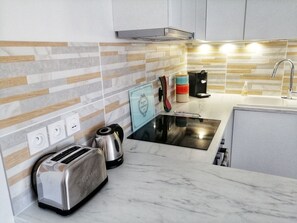 Refrigerador, microondas, horno y parrilla de estufa 