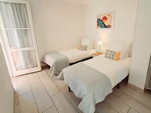 2 bedrooms, iron/ironing board, travel cot, free WiFi - 3* holiday flat with clear view of Mont Saint Clair, Wifi, air conditioning (Sète)