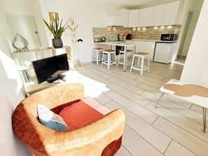 TV, books - 3* holiday flat with clear view of Mont Saint Clair, Wifi, air conditioning (Sète)