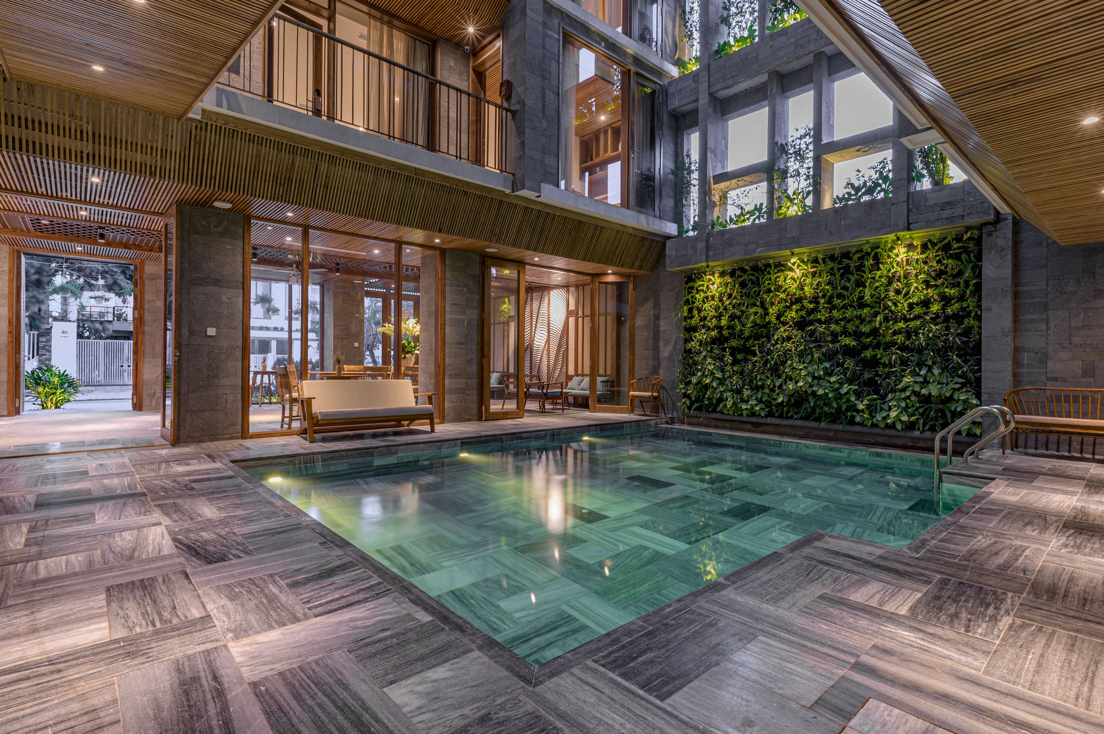 Innenpool, geöffnet von 06:00 Uhr bis 23:00 Uhr, Liegestühle