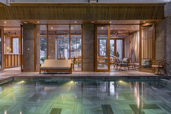 Piscine couverte, accÚs possible de 06 h 00 à 23 h 00, chaises longues