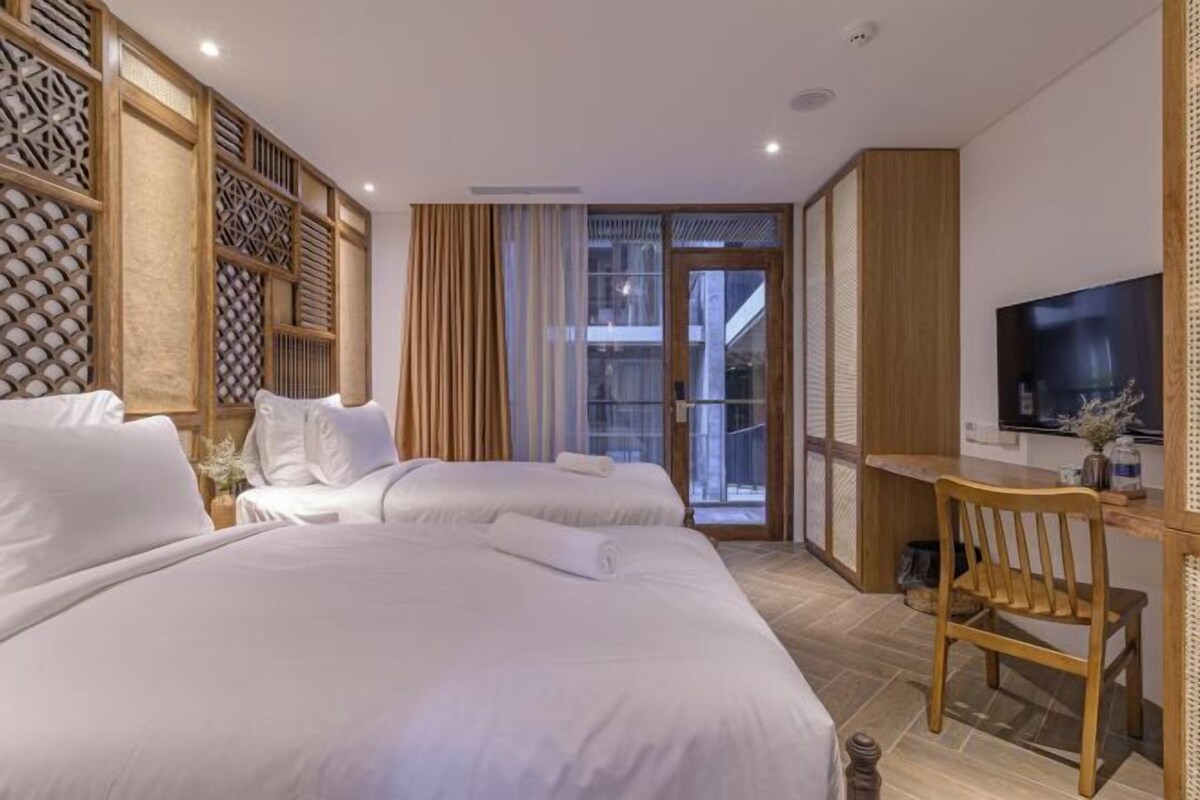 Premium bedding, minibar, desk, laptop workspace