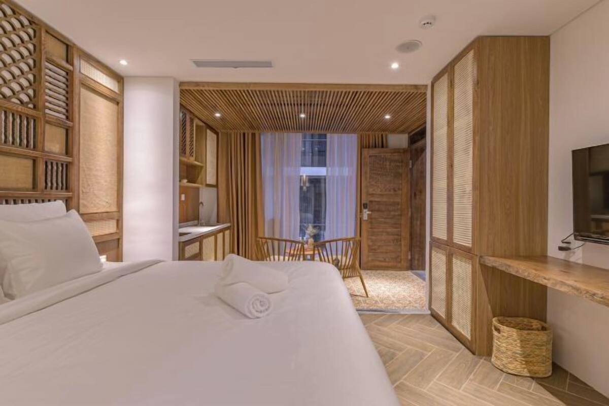 Premium bedding, minibar, desk, laptop workspace