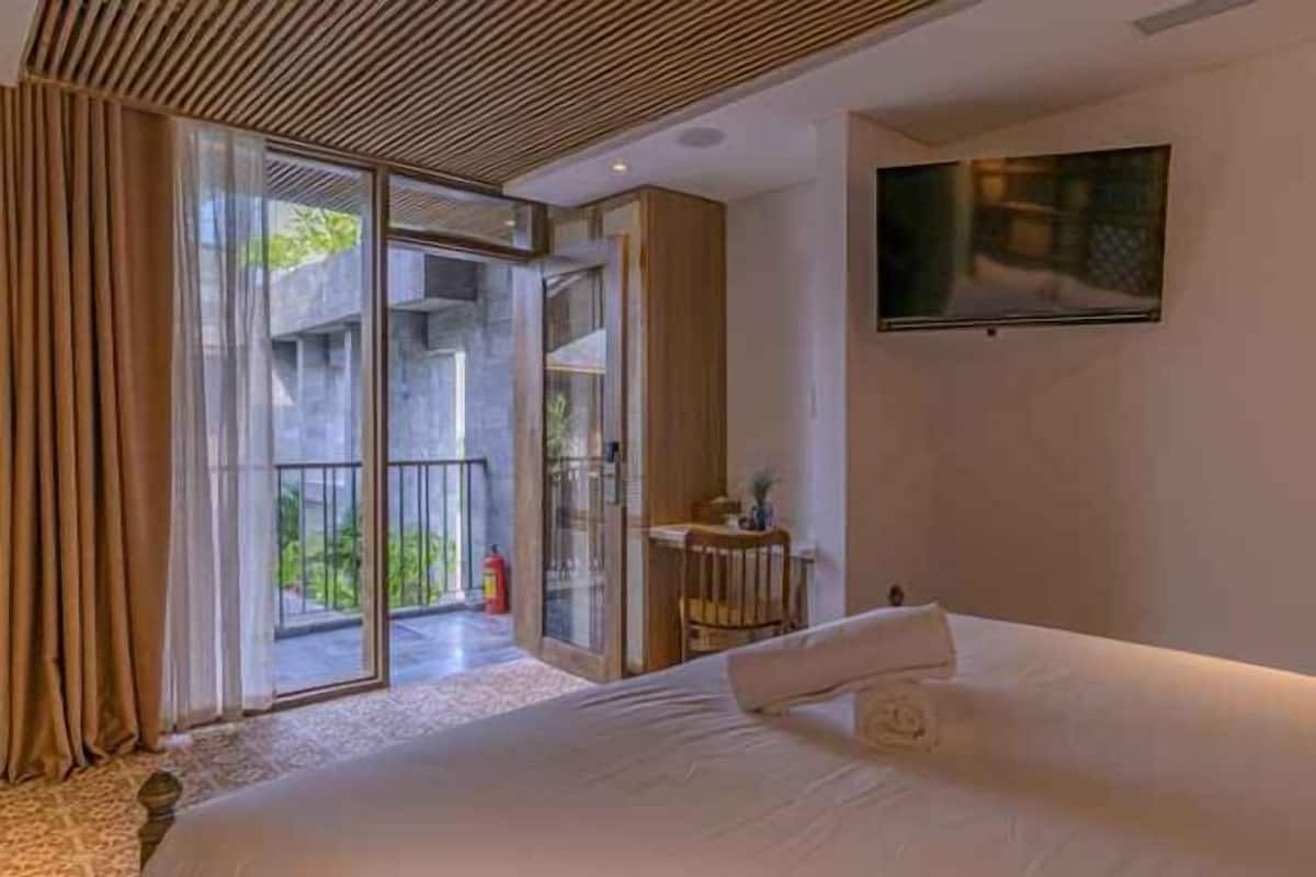 Ropa de cama de alta calidad, minibar, escritorio