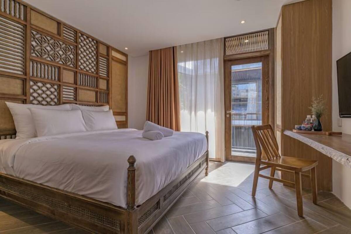 Premium bedding, minibar, desk, laptop workspace