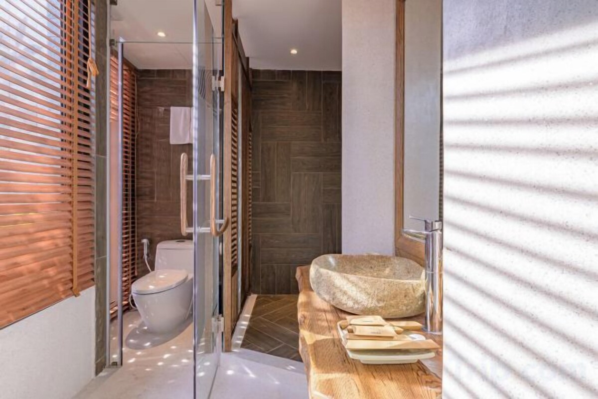 Shower, free toiletries, hair dryer, bathrobes