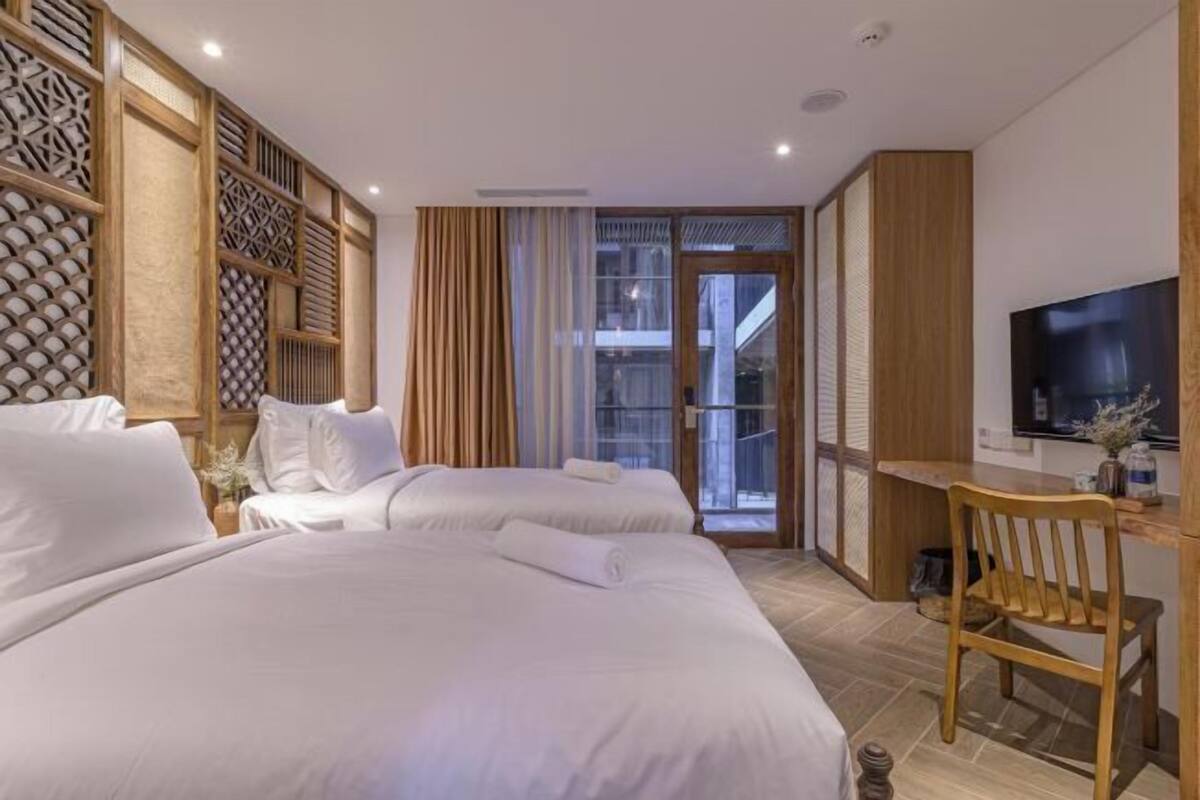 Premium bedding, minibar, desk, laptop workspace