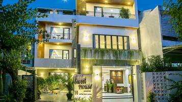 Mặt tiền nơi lưu trú - ban đêm