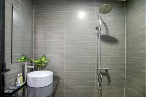 Deluxe Twin Room | Bathroom | Shower, free toiletries, hair dryer, slippers - Sweet House Homestay Hoi An (Da Nang)