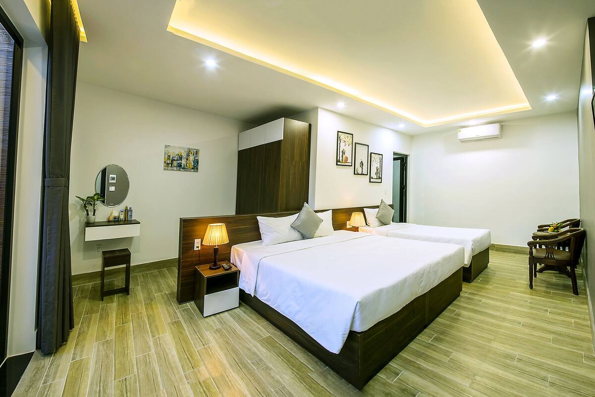 Luxury Triple Room | Desk, soundproofing, WiFi (free)