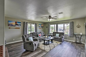 TV - Spacious + Modern Family Duplex in Galveston! (Galveston)
