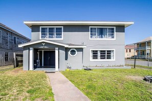 Exterior - Spacious + Modern Family Duplex in Galveston! (Galveston)
