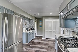 Fridge, microwave, stovetop, dishwasher - Spacious + Modern Family Duplex in Galveston! (Galveston)