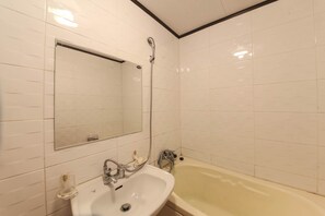 Bed room (4 ppl) | Banheiro | Produtos de toalete grátis, secador de cabelo, chinelos