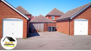 A property with two garages and a paved driveway. - ⭐B and R Serviced Accommodation and Apartments Amesbury⭐ Archer house  (Amesbury)