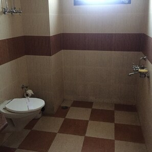 Regadera, amenidades de baño gratuitas, toallas 