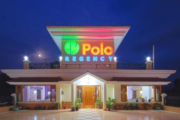 Vista frontal de la propiedad por la tarde o noche