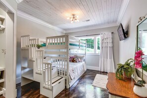 4 bedrooms, desk, laptop workspace, travel crib
