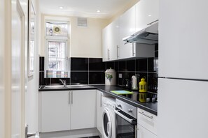 Apartment (2 Bedrooms) | Private kitchen - Sussex Gardens Apartments (London)