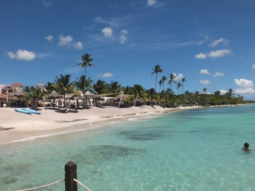 The emerald oasis of the caribbean ,  at the heart of the universe