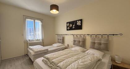 Charming Mountain Home, 10min to Center, 8 Sleeps, WiFi, Parking