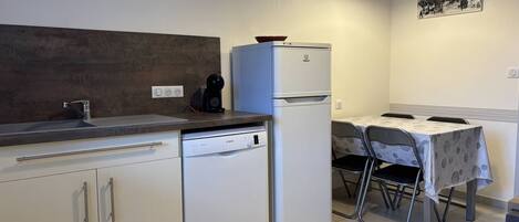 Een oven, een vaatwasser, een koffiezetapparaat/waterkoker